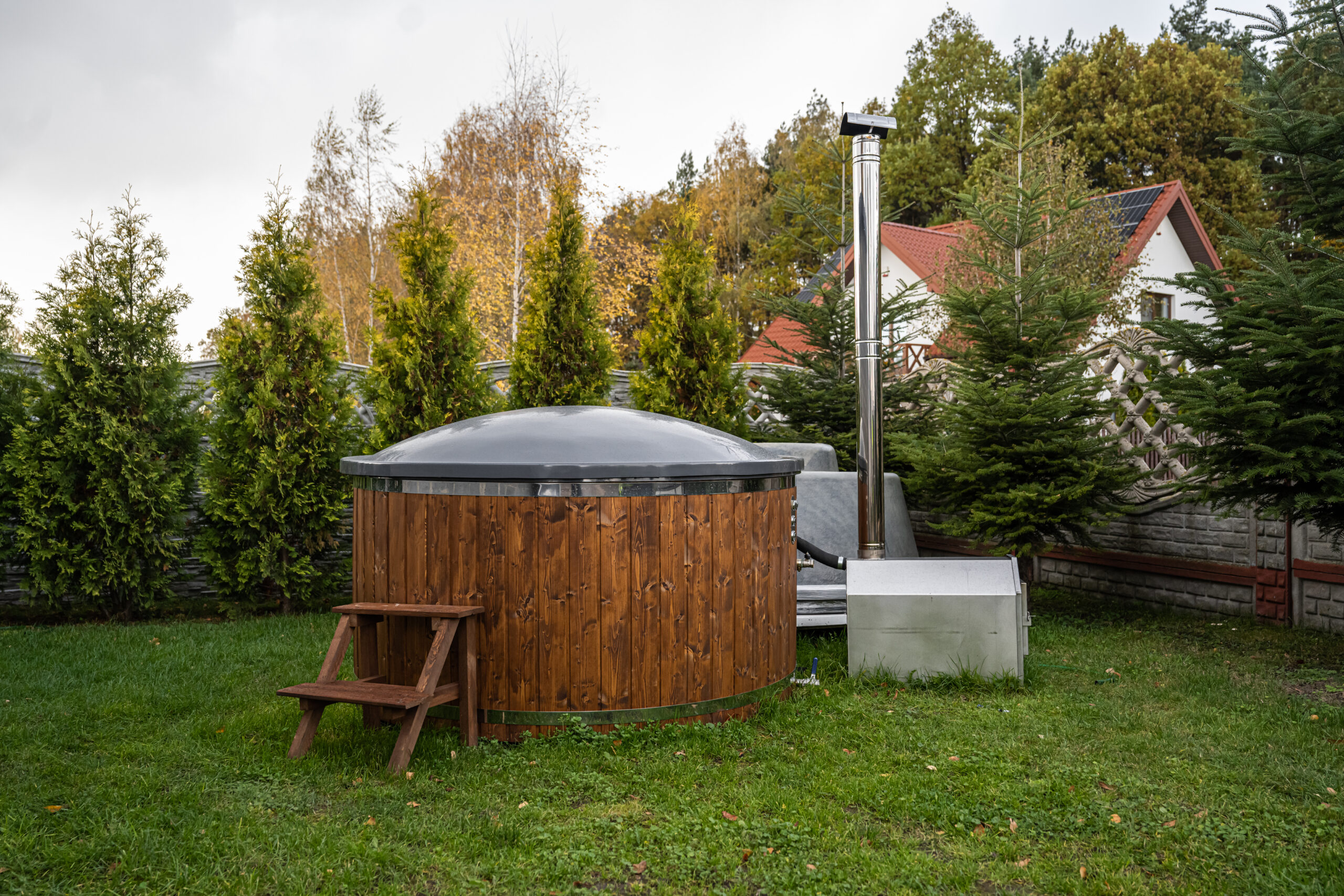 Balia ogrodowa Naturillo z drewna — wieczorna kąpiel w ogrodzie